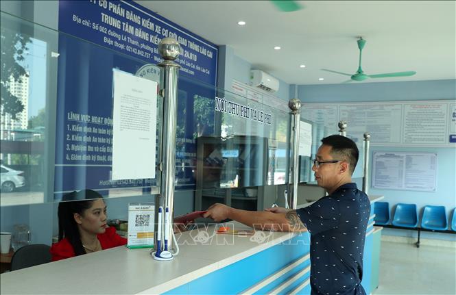 Chủ phương tiện đến làm thủ tục đăng kiểm tại Trung tâm đăng kiểm 2401D, thành phố Lào Cai. Ảnh: Quốc Khánh - TTXVN