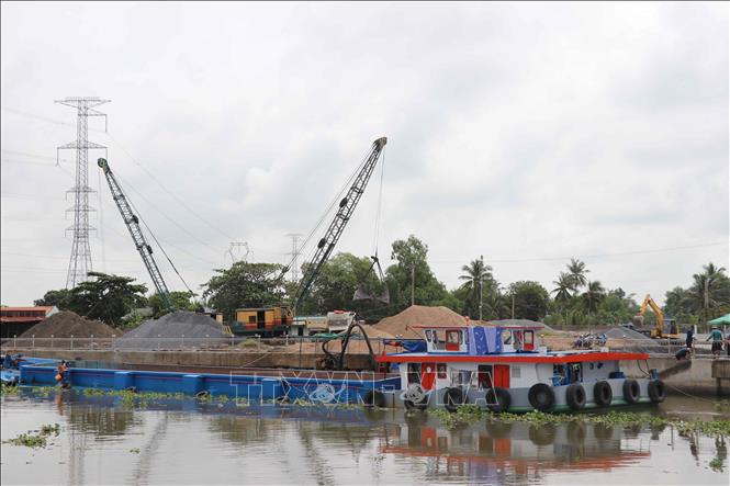Các sà lan vận chuyển nguyên vật liệu thi công cho dự án. Ảnh: Minh Hưng - TTXVN