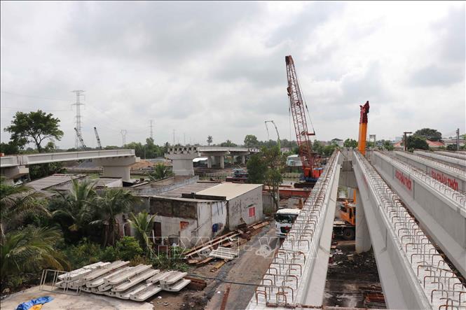 Đơn nguyên bên trái cầu An Thạnh thuộc dự án Đường tỉnh 830E chuẩn bị được gác dầm hợp long. Ảnh: Minh Hưng - TTXVN