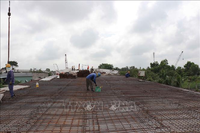 Mặt cầu đơn nguyên bên phải của cầu An Thạnh thuộc dự án Đường tỉnh 830E, đoạn từ nút giao ĐT.830 đến đường Nguyễn Văn Nhâm được gấp rút thi công. Ảnh: Minh Hưng - TTXVN