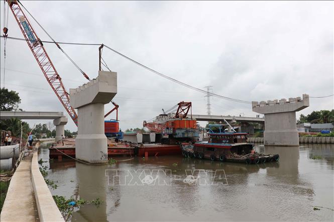 Các trụ cầu của đơn nguyên bên phải cầu An Thạnh thuộc dự án Đường tỉnh 830E đã được hoàn tất chờ gác dầm. ẢNh: Minh Hưng - TTXVN