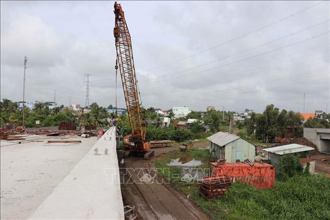 Công nhân làm lan can cho đơn nguyên bên phải của cầu An Thạnh thuộc dự án Đường tỉnh 830E, đoạn từ nút giao ĐT.830 đến đường Nguyễn Văn Nhâm. Ảnh: Minh Hưng - TTXVN