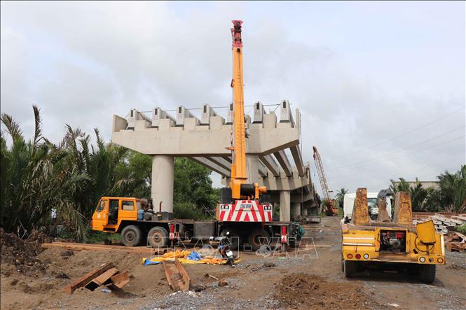 Đơn nguyên bên phải của cầu An Thạnh thuộc dự án Đường tỉnh 830E, đoạn từ nút giao ĐT.830 đến đường Nguyễn Văn Nhâm đang được gác dầm. Ảnh: Minh Hưng - TTXVN