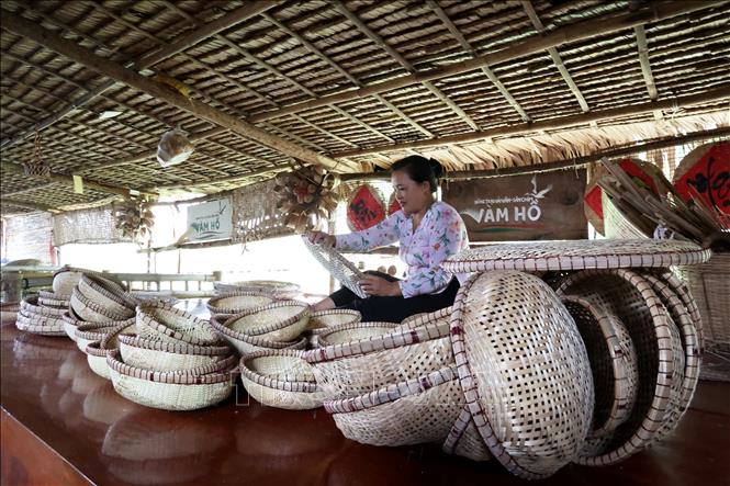 A stall introducing “dan dat”, a traditional craft in Phuoc Ngai, Ba Tri district, Ben Tre province. The craft creates transportation baskets or rice paper mould, which involves the skills of knitting and weaving bamboo strips together. VNA Photo: Hồng Đạt 