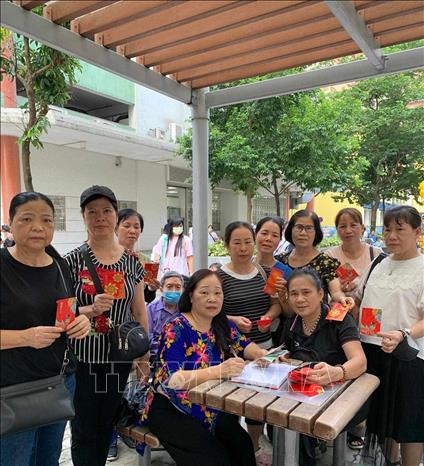 Đại diện Ban Chấp hành Hiệp hội người Việt Nam ở nước ngoài tại Macau (Trung Quốc) ghi ghép số tiền ủng hộ đồng bào khắc phục thiệt hại do bão số 3. Ảnh: TTXVN phát