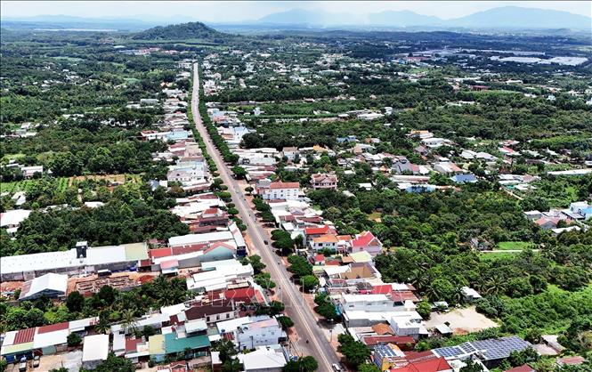 Con đường nối trung tâm huyện Xuân Lộc với các xã. Ảnh: Hồng Đạt - TTXVN
