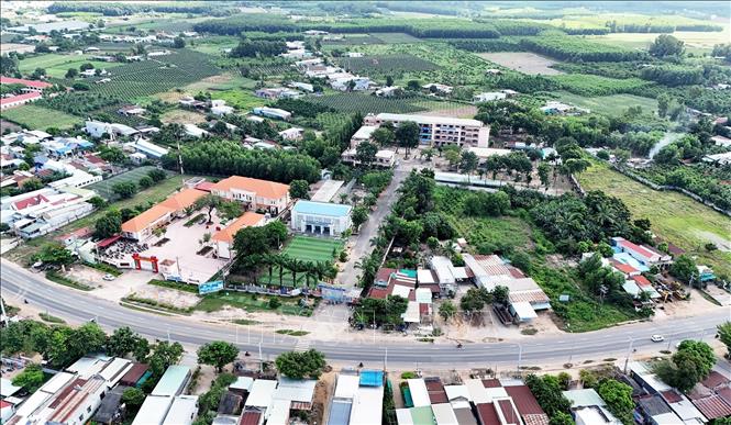 Đường giao thông chạy qua trung tâm xã nông thôn mới Xuân Hưng. Ảnh: Hồng Đạt - TTXVN
