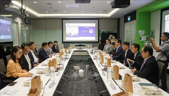 Minister of Planning and Investment Nguyen Chi Dung visits the Advanced Remanufacturing and Technology Centre (ARTC). VNA Photo: Lê Dương