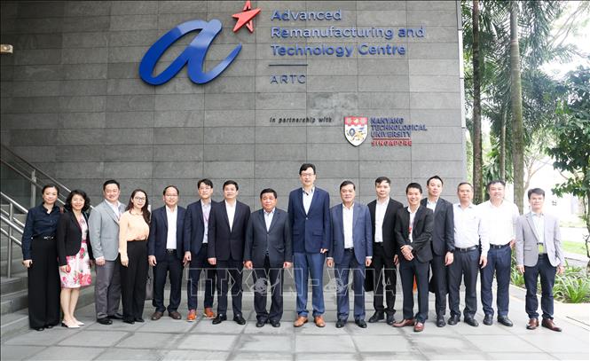 Minister of Planning and Investment Nguyen Chi Dung visits the Advanced Remanufacturing and Technology Centre (ARTC). VNA Photo: Lê Dương