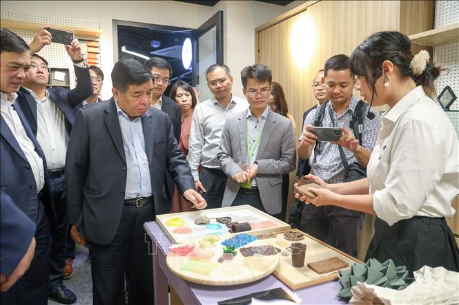 Minister of Planning and Investment Nguyen Chi Dung visits the Singapore Institute of Manufacturing Technology (SIMTech). VNA Photo: Lê Dương