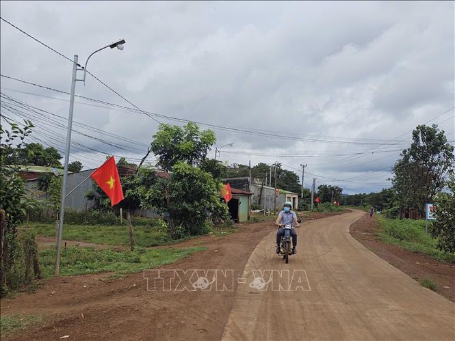 Tuyến đường từ xã Đắk Ngo ra trung tâm huyện Tuy Đức dài 40km. Ảnh: Hưng Thịnh - TTXVN