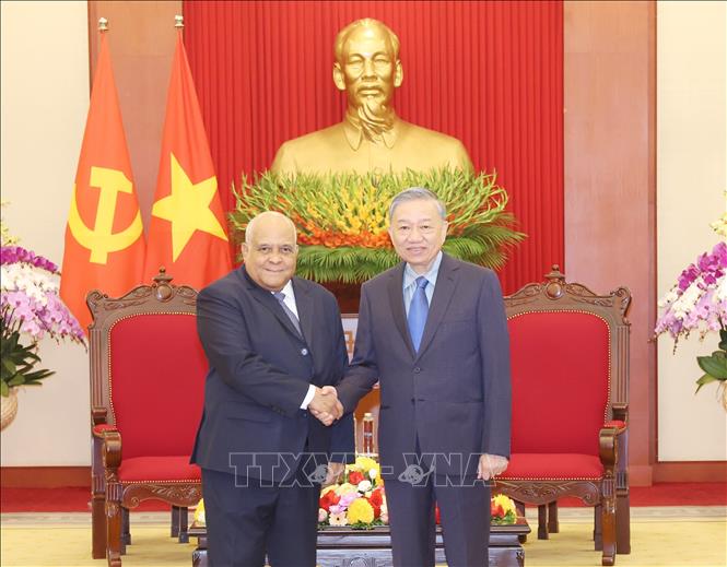 Party General Secretary and State President To Lam welcomes Cuban Ambassador to Vietnam Orlando Nicolás Hernández Guillén. VNA Photo: Trí Dũng