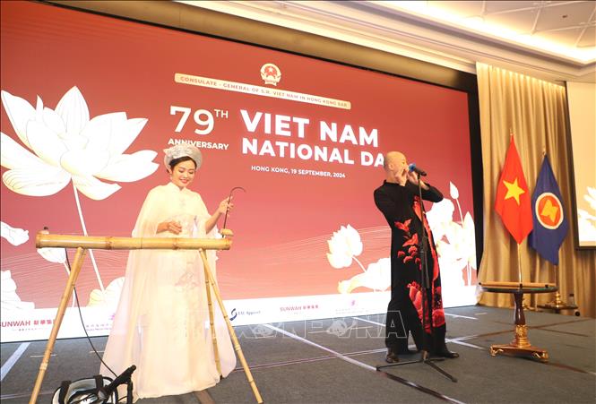 Tiết mục hòa tấu đàn bầu và sáo trúc tại lễ kỷ niệm. Ảnh: Xuân Vịnh-Phóng viên TTXVN tại Hong Kong