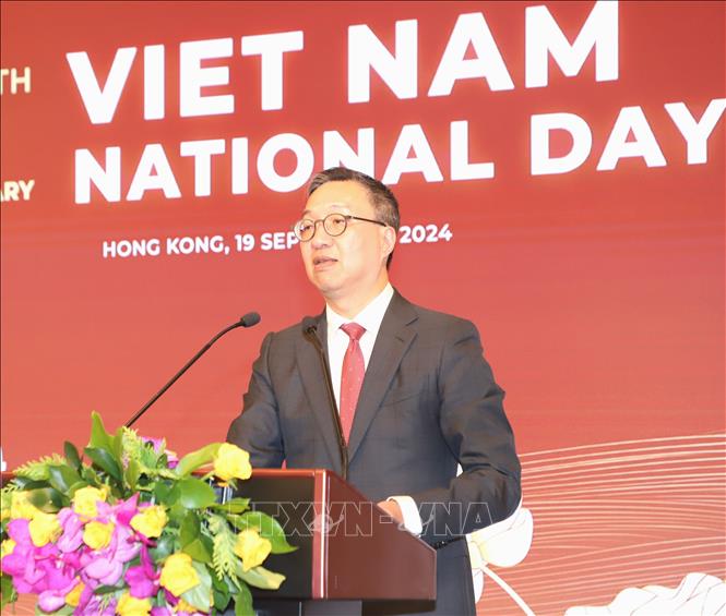 Cục trưởng Cục Tư pháp Hong Kong (Trung Quốc) Paul Lam phát biểu chúc mừng tại lễ kỷ niệm. Ảnh: Xuân Vịnh-Phóng viên TTXVN tại Hong Kong (Trung Quốc).