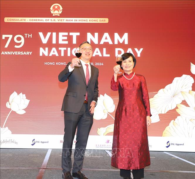 Tổng Lãnh sự Lê Đức Hạnh và Cục trưởng Cục Tư pháp Hong Kong (Trung Quốc) Paul Lam chúc mừng Quốc khánh Việt Nam. Ảnh: Xuân Vịnh-Phóng viên TTXVN tại Hong Kong (Trung Quốc)