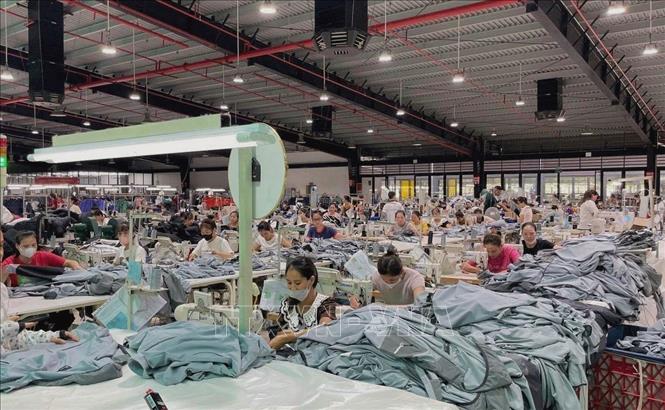 Hiện nay, 95% công nhân của Công ty TNHH Unico Global YB, Khu Công nghiệp Âu Lâu, thành phố Yên Bái đã quay trở lại sản xuất. Ảnh: Tuấn Anh – TTXVN