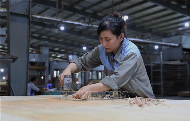 Công nhân ở những công ty thuộc khu Công nghiệp phía Nam tranh thủ thời gian từng phút để kịp giao hàng cho đối tác. Ảnh: Tuấn Anh – TTXVN