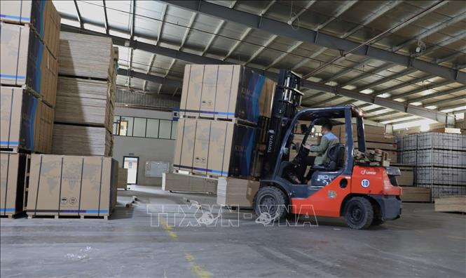 Không khí lao động khẩn trương tại công ty Kim Gia để kịp hoàn thành sản phẩm cho các đơn hàng xuất khẩu. Ảnh: Tuấn Anh – TTXVN