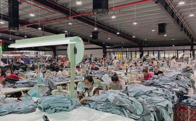 95% công nhân của Công ty TNHH Unico Global YB, Khu Công nghiệp Âu Lâu, thành phố Yên Bái đã quay trở lại sản xuất. Ảnh: Tuấn Anh – TTXVN