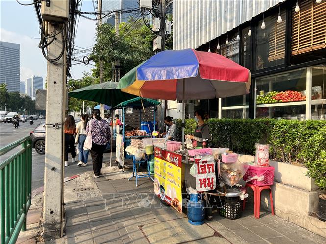 Những quầy hàng rong trên vỉa hè một đường phố ở thủ đô Bangkok, Thái Lan. Ảnh: Đỗ Sinh - PV TTXVN tại Thái Lan