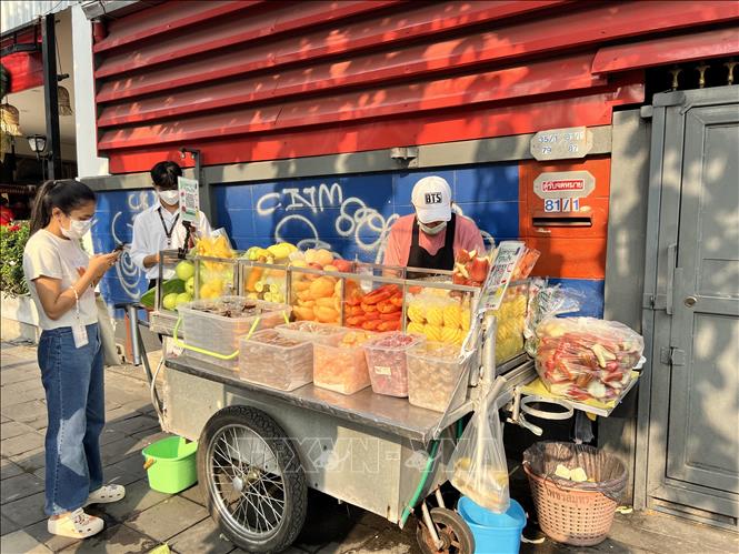 Xe hàng rong bán hoa quả và nước trái cây rất phổ biến trên nhiều đường phố Bangkok (Thái Lan). Ảnh: Đỗ Sinh - PV TTXVN tại Thái Lan