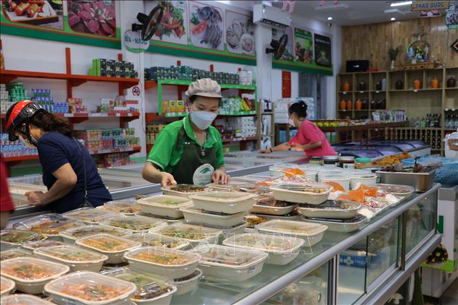 Tại điểm bán hàng của Hợp tác xã sản xuất, chế biến thực phẩm an toàn Sáng Nhung (thành phố Tuyên Quang), giá thực phẩm bình ổn và nguồn cung đảm bảo. Ảnh: Hoàng Hải - TTXVN