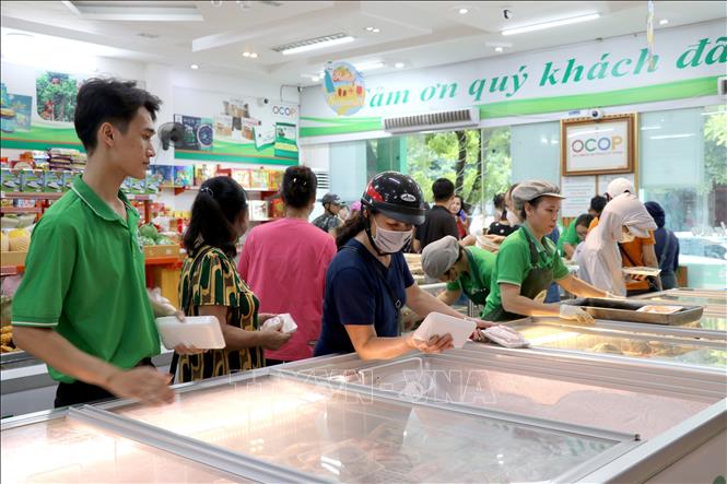 Nhiều siêu thị, cửa hàng tiện lợi đã mở cửa trở lại phục vụ nhu cầu tiêu dùng của người dân thành phố Tuyên Quang. Ảnh: Hoàng Hải - TTXVN