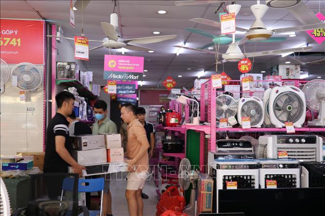 Siêu thị điện máy tại đường Bình Thuận (phường Tân Quang, thành phố Tuyên Quang) được sắp xếp, thu dọn và sớm trở lại hoạt động bình thường. Ảnh: Hoàng Hải - TTXVN