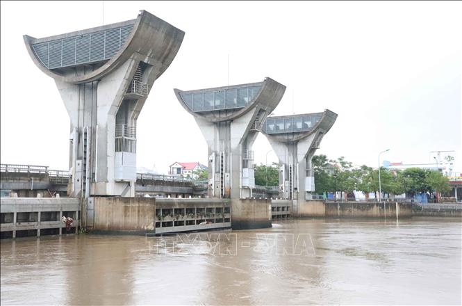 Cống Diễn Thành (huyện Diễn Châu, Nghệ An) vận hành xả lũ nhằm tiêu úng, tránh ngập cho nhiều xã vùng thượng lưu sông Bùng thuộc địa bàn hai huyện Diễn Châu, Yên Thành. Ảnh: Xuân Tiến - TTXVN 