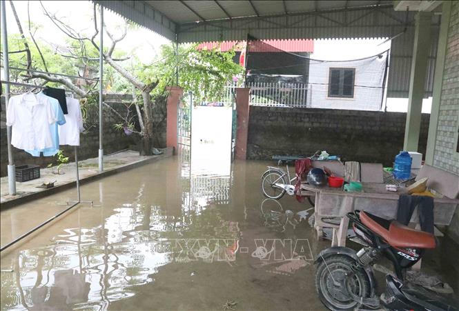 Mưa lớn kéo dài khiến nước ngập tại nhiều nhà dân ở xóm Quyết Thành (xã Diễn Bích, huyện Diễn Châu, Nghệ An). Ảnh: Xuân Tiến - TTXVN 