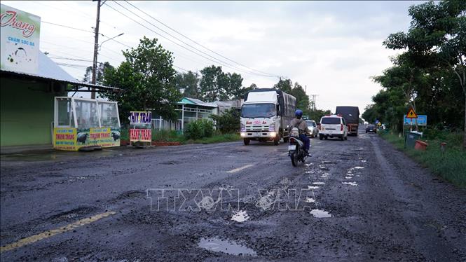 Mặt đường khu vực gần chợ Cà Nhung, xã Định Hòa, Gò Quao, bị hư hỏng gây nguy hiểm cho người lái xe và mỹ quan đô thị. Ảnh: Văn Sĩ - TTXVN                                       