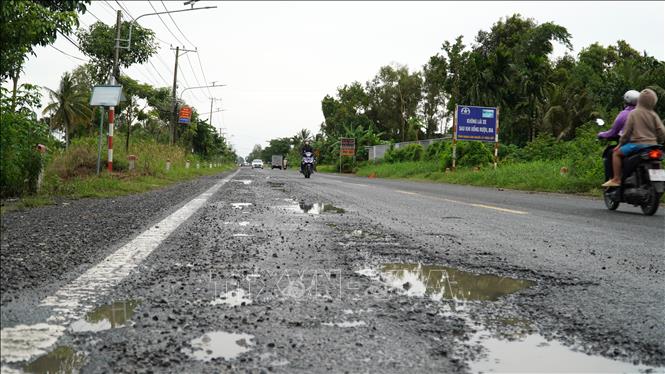 Quốc lộ 61 qua xã Định Hòa, Gò Quao, Kiên Giang hư hỏng gây nguy hiểm cho người tham gia giao thông. Ảnh: Văn Sĩ - TTXVN                               