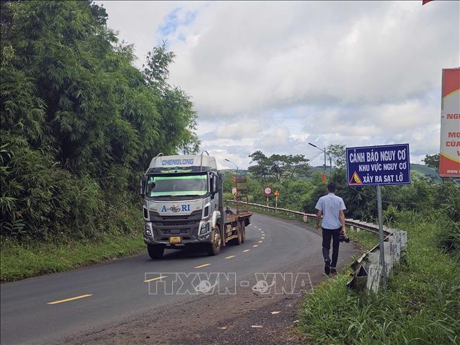 Ngành chức năng gắn bảng cảnh báo người và phương tiện di chuyển qua khu vực sạt. Ảnh: Ngọc Minh – TTXVN