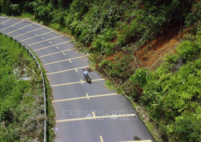 Đoạn đường sạt lở nhỏ hẹp, nhiều khúc cua gấp, dễ xảy ra tai nạn giao thông. Ảnh: Ngọc Minh - TTXVN