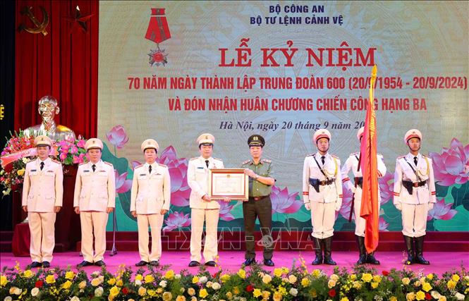 Thừa ủy quyền của lãnh đạo Đảng, Nhà nước, Trung tướng Trần Hải Quân, Tư lệnh Bộ Tư lệnh Cảnh vệ trao tặng Huân chương Chiến công hạng Ba cho Trung đoàn 600. Ảnh: Phạm Kiên - TTXVN
