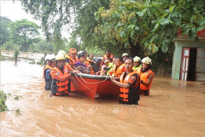 Người dân sơ tán khỏi vùng ngập lụt sau những trận mưa lớn do ảnh hưởng của bão tại Nay Pyi Taw, Myanmar. Ảnh: THX/TTXVN