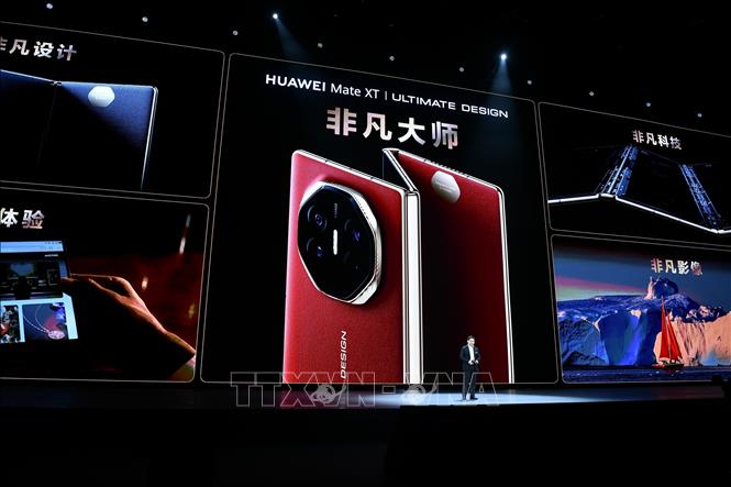 Mẫu điện thoại gập ba Mate XT của Huawei được giới thiệu tại Thâm Quyến, tỉnh Quảng Đông, Trung Quốc. Ảnh: THX/TTXVN