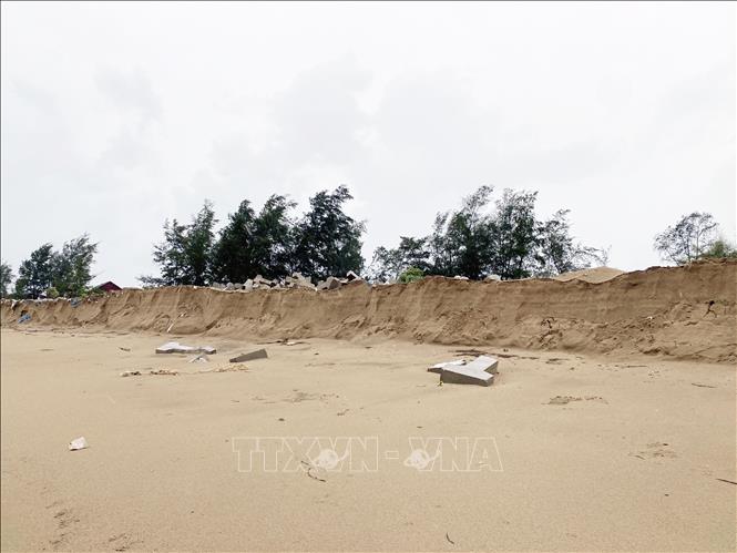 Một vị trí sạt lở tại bờ biển xã Xuân Hội. Ảnh: Hữu Quyết - TTXVN