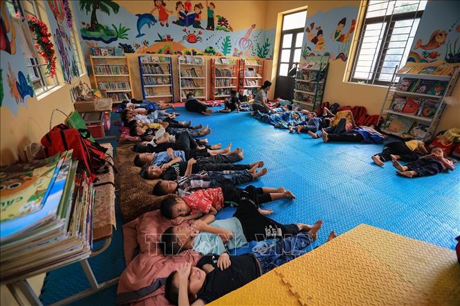 Học sinh xóm Rằng ngủ trưa bán trú tại chi trường Sơn Phú (Hòa Bình). Ảnh: Trọng Đạt - TTXVN