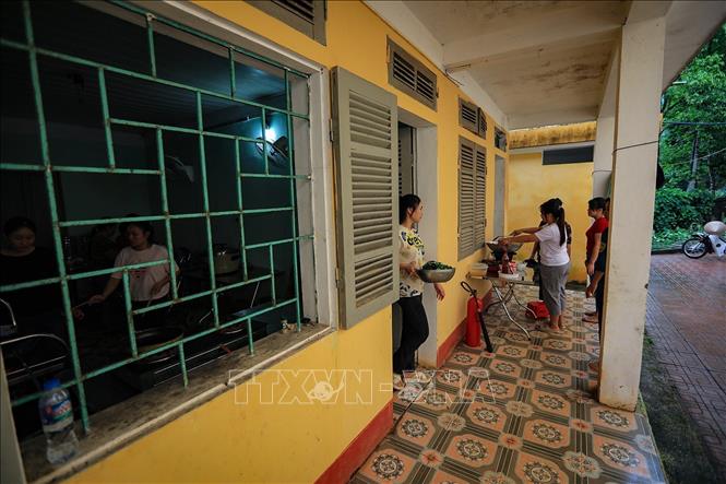 Tại khu bếp của nhà trường gần 10 thành viên của chi hội phụ nữ Sơn Phú mỗi người một việc tất bật chuẩn bị bữa trưa cho học sinh xóm Rằng trong không khí vui vẻ. Ảnh: Trọng Đạt-TTXVN