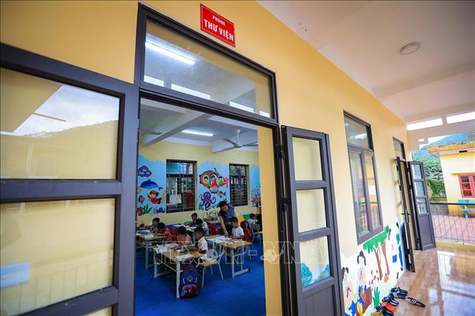Lớp 1+2 do cô giáo Vũ Thị Minh Duyên cũng là cô giáo chủ nhiệp cũ của lớp tại chi Rằng, cô Duyên chuyển lên chi mới và tiếp tục đứng lớp. Ảnh: Trọng Đạt-TTXVN