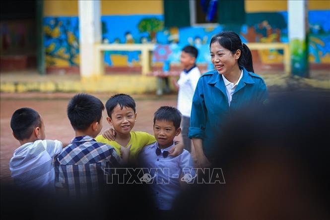 Chị Lý Thị Xuân (xóm Rằng) đón con trai là Lường Thiên Phúc được chuyển lên học lớp ghép 1+2 tại chi Sơn Phú trong niềm vui và hạnh phúc. Ảnh: Trọng Đạt-TTXVN