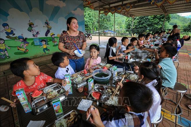 Các học sinh xóm Rằng ăn trưa bán trú. Ảnh: Trọng Đạt - TTXVN 