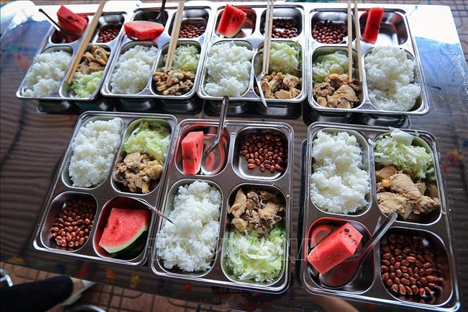 Những khay cơm đầy đủ dinh dưỡng đảm bảo sức khỏe cho học sinh xóm Rằng trong thời gian học tập bán trú xa nhà. Ảnh: Trọng Đạt - TTXVN