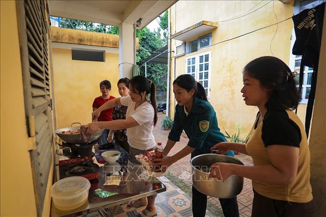 Phụ nữ xóm Sơn Phú nấu cơm trưa cho các học sinh xóm Rằng. Ảnh: Trọng Đạt - TTXVN