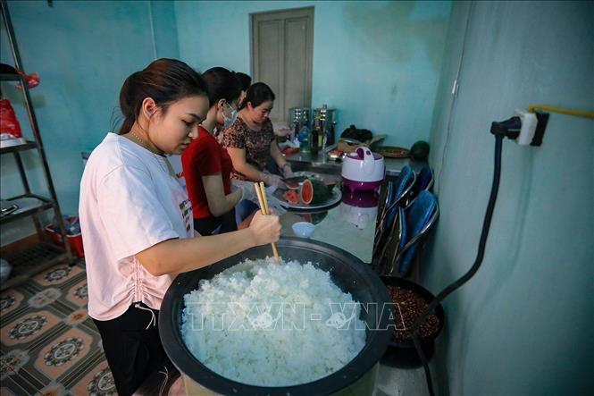 Nấu bữa trưa đầy đủ dinh dưỡng đảm bảo sức khỏe cho học sinh xóm Rằng trong thời gian học tập bán trú xa nhà. Ảnh: Trọng Đạt - TTXVN