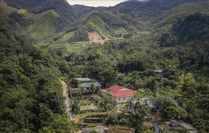 Chi trường Tiểu học và Mầm non xóm Rằng xã Cao Sơn có vị trí ngay phía dưới khu vực đồi Ao Ếch nơi xuất hiện những dấu diệu cảnh báo về rủi ro sạt lở đất. Ảnh: Trọng Đạt - TTXVN
