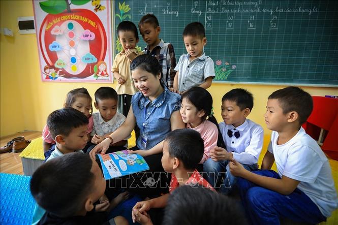 Cô Vũ Thị Minh Duyên và các học sinh trong giờ sinh hoạt chung của lớp ghép 1,2 học sinh xóm Rằng tại chi trường Sơn Phú (Hòa Bình). Ảnh: Trọng Đạt - TTXVN