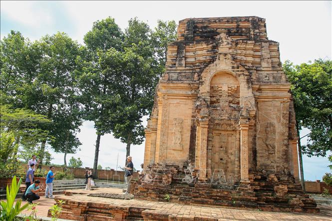 Bình diện của tháp Chót Mạt có dạng hình vuông, đỉnh tháp cao hơn 10m, các mặt vách tháp quay ra 4 hướng Đông – Tây – Nam – Bắc, tháp chỉ có một cửa chính ở hướng Đông, còn lại là 3 cửa giả. Ảnh: Giang Phương - TTXVN
