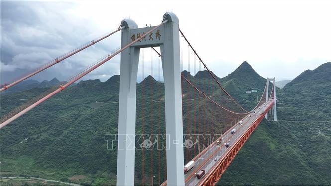 Cầu Bá Lăng Hà có lắp đặt thiết bị nhảy bungee thương mại ở độ cao 370m, năm 2019 được sách kỷ lục Guiness ghi nhận là cao nhất thế giới. Ảnh: TTXVN phát